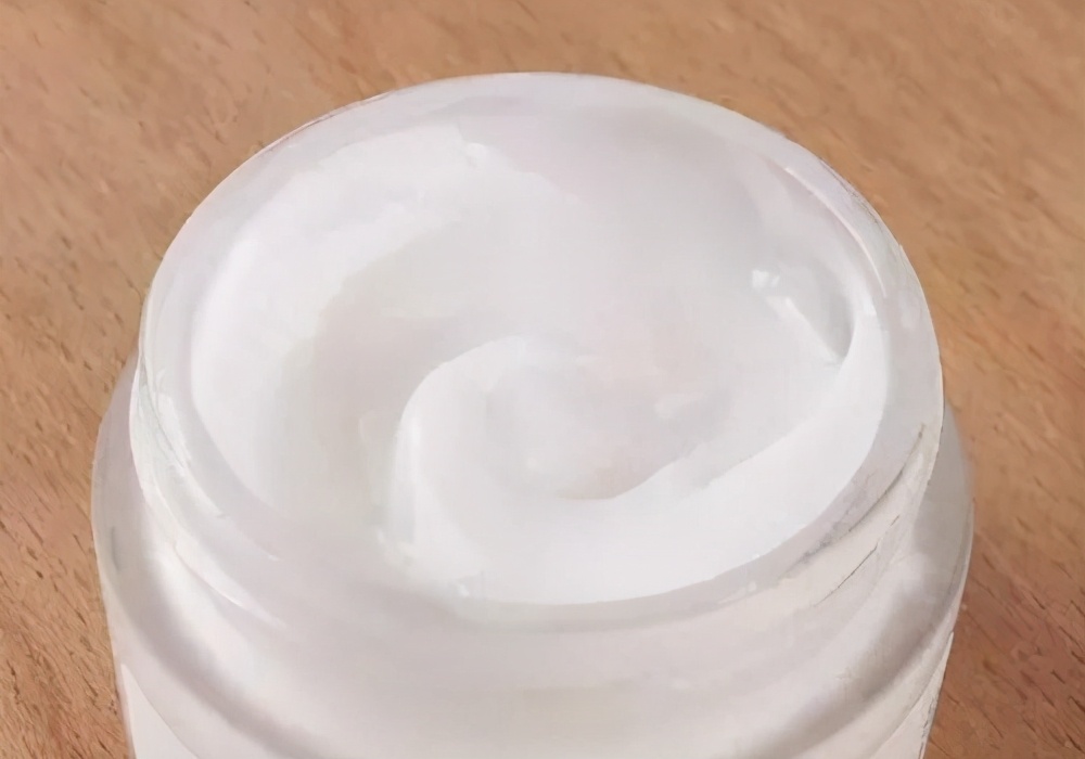 面霜涂上有点刺痛感然后很清凉,面霜涂在脸上刺痛过一会就好了