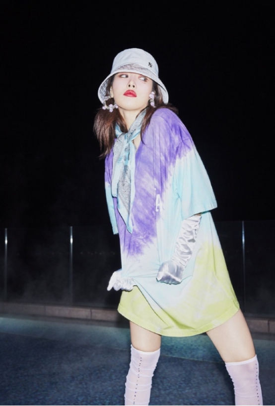 泫雅拍摄MLB新画报，复古元素一个不少超惊艳，红唇性感十足