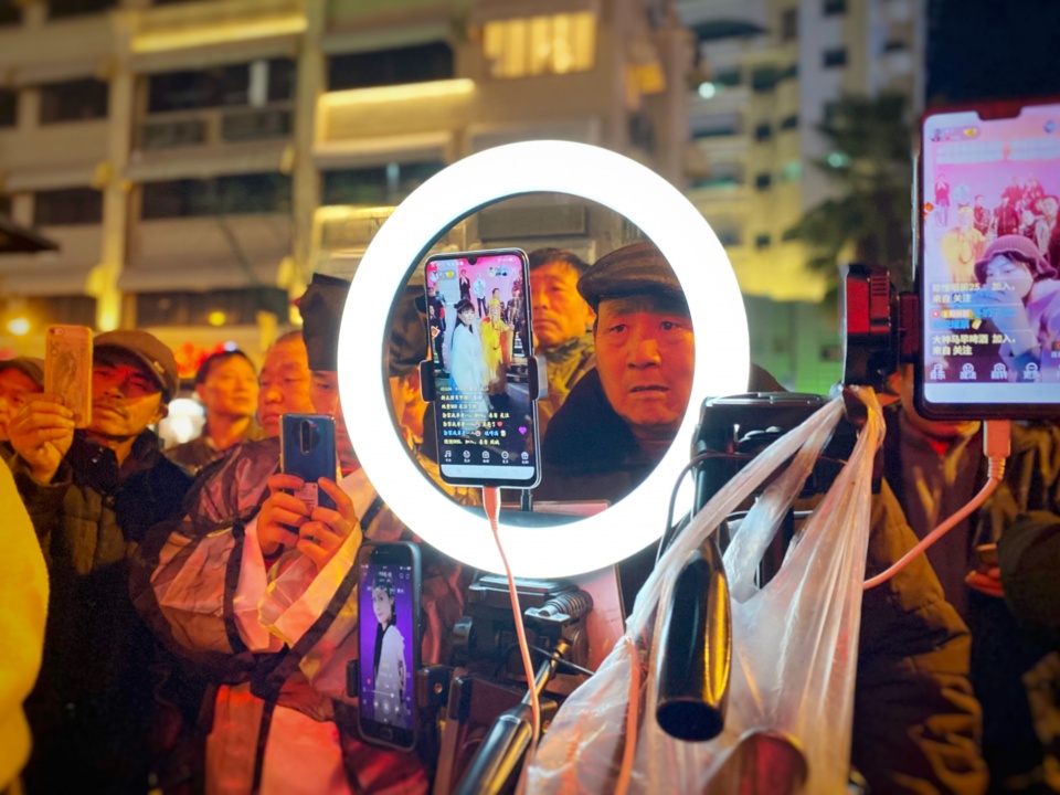 兼职“车模”，横店群演的AI新工作|甲子光年