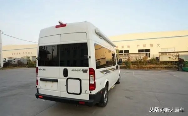 一种车型两种布局同样的平民价御风长轴房车顺侣,给你全新体验