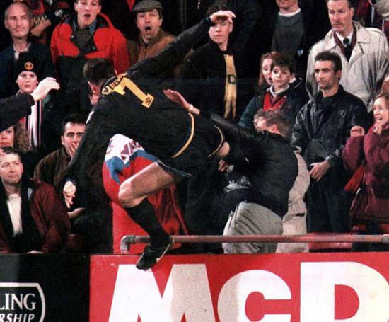 曼联坎通纳飞踢,坎通纳飞踹球迷禁赛多少场