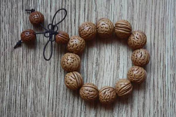 上坟辟邪手串戴哪个手,桃核辟邪的物件