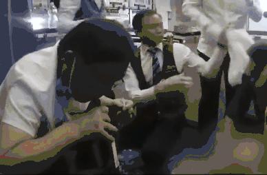 医生万米高空为乘客吸尿,万米高空吸尿医生