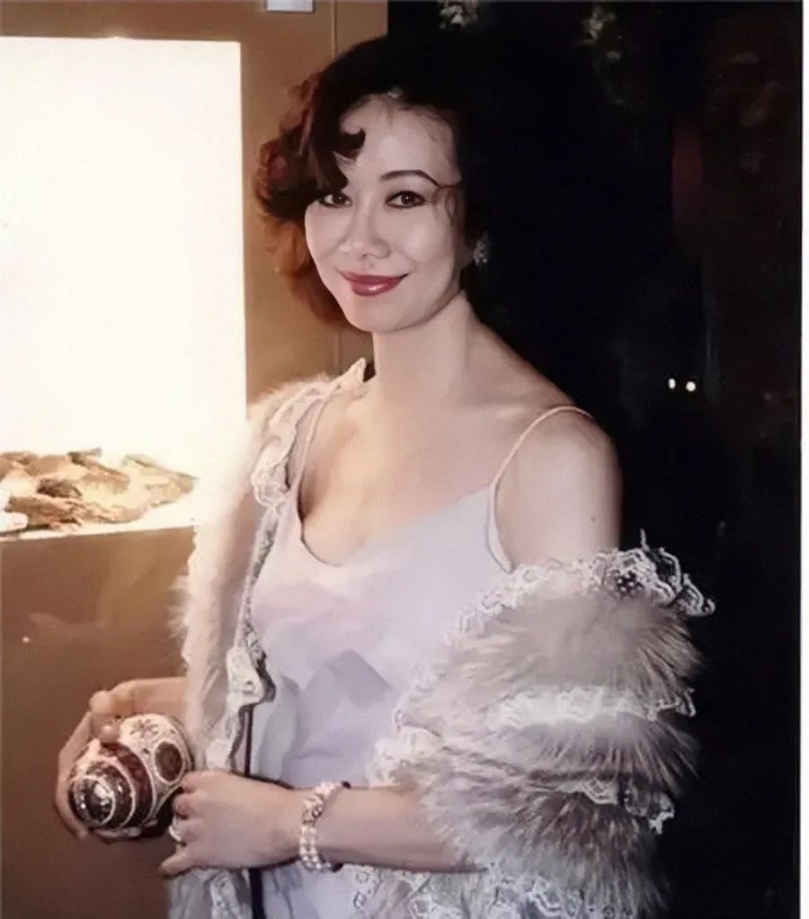 穿三百万皮草的香江富贵花,前半生让人羡慕,后半生却惨遭唾骂?