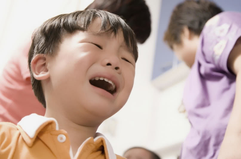 宝宝一言不合就“动手”，家长要这样管，以后才能“拿得住”孩子