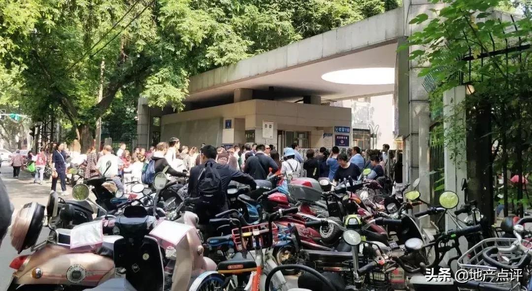 震惊！彻夜排队！南京名校招生人数爆满！周边楼盘却……