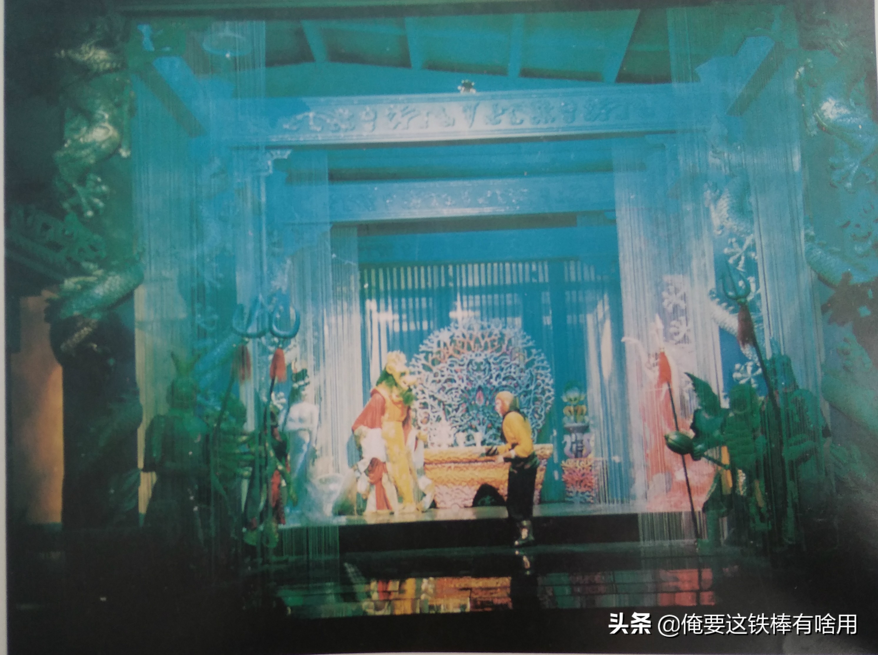 烧鸡配茅台，电影院下面还有咖啡厅，想不到那时候的长春还挺潮