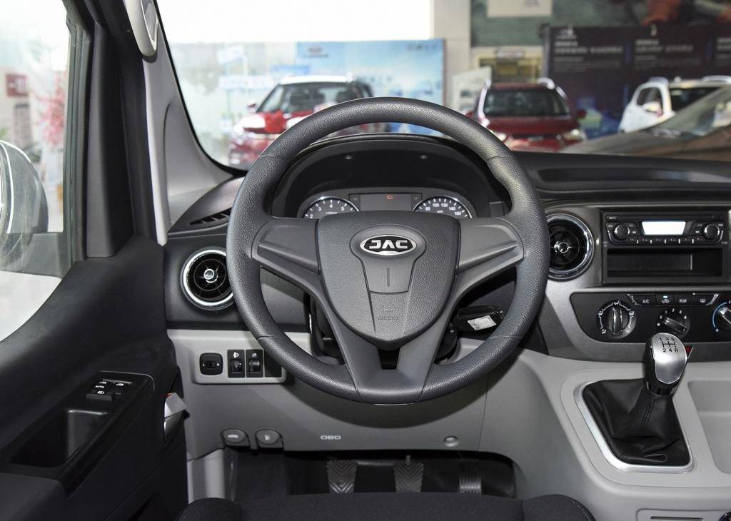 五菱宏光v和瑞风m3哪个好一点,7万左右的mpv7座最值得购买的车