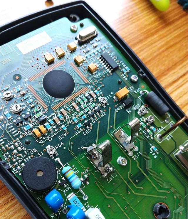 为何美国FLUKE15B比国产万用表耐用？拆机一看，你就明白了