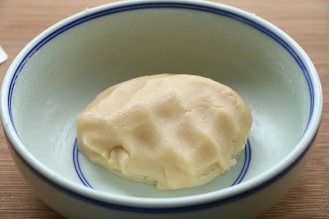 外皮酥软的绿豆饼怎么和面,绿豆饼圆的厚的外皮像炸过一样