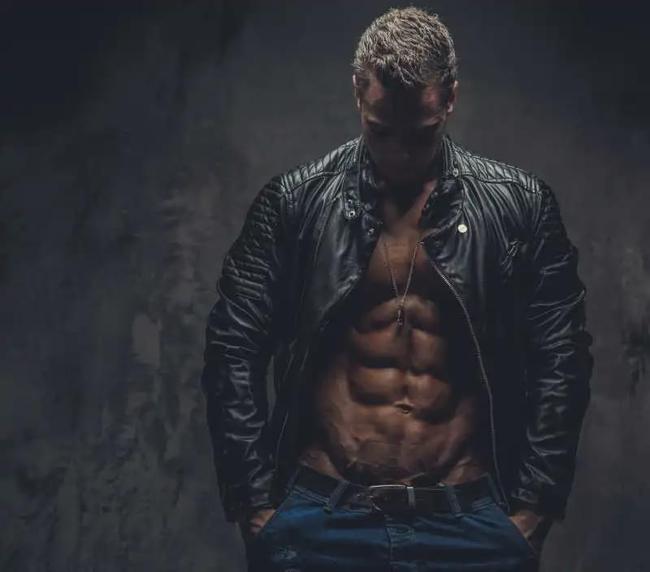 *辱侮**中国肌肉男的身材？网友：呸，你不配