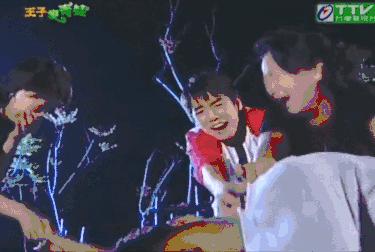 搞笑gif趣图妹子快现出原形吧,搞笑gif妹子你这发型挺别致