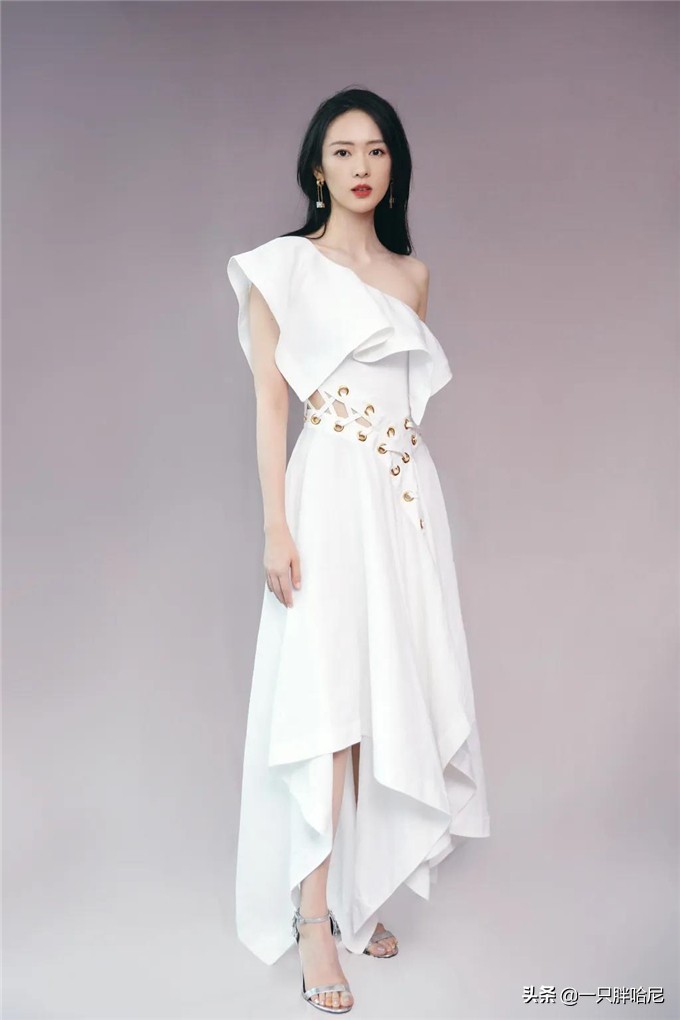 斜肩露半边肩衣服穿搭,夏天就要露肩
