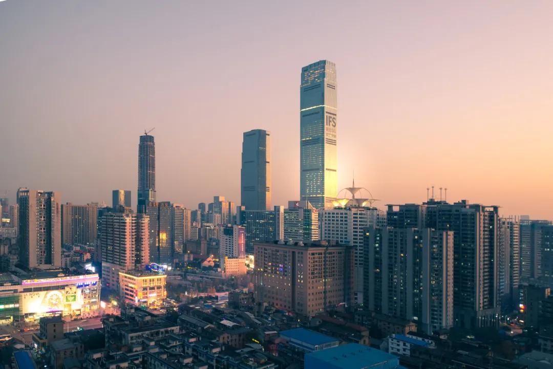 把繁华踩在脚下,将吃喝囊括周边。去长沙要住地标里