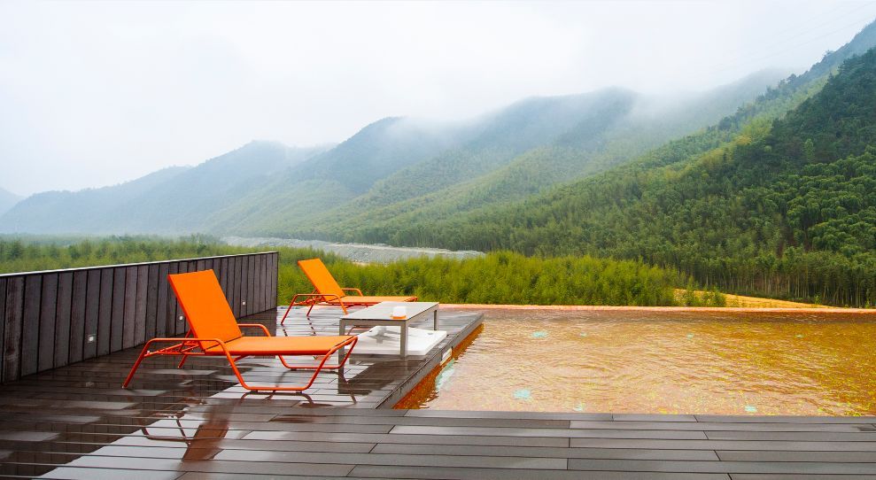 重回校园体验大学生,重回校园操场体验青春活力