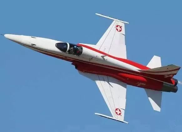 飞机翅膀那么薄为什么能托起机身,飞机翅膀的翼稍小翼有几种