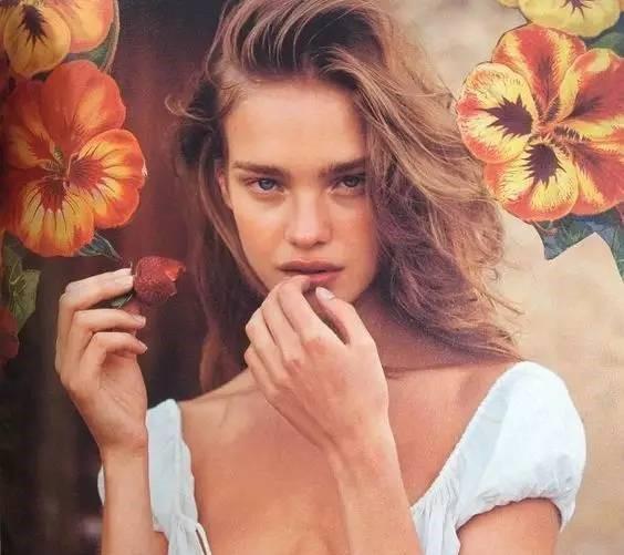 LV太子妃穿豹纹紧身泳衣，跪沙滩上大秀火辣身材，咧嘴笑撞脸舒淇