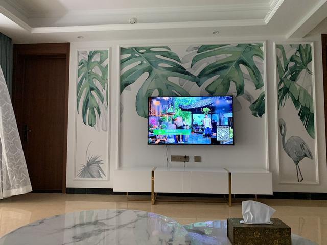 朋友来我家看看装修风格说说,精装房背景墙太丑了怎么办