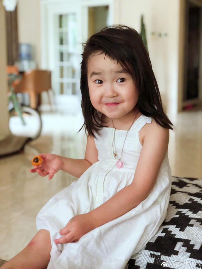 疗愈无数人的吃货小蛮长大不少,摇身一变成行走的表情包