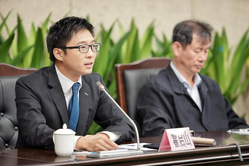 霍启山与朱玲玲同框,朱玲玲谈论霍启山婚姻