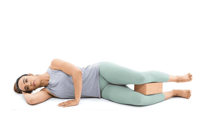 这10个动作用上瑜伽砖辅助,让你的核心更有力,练习更轻松