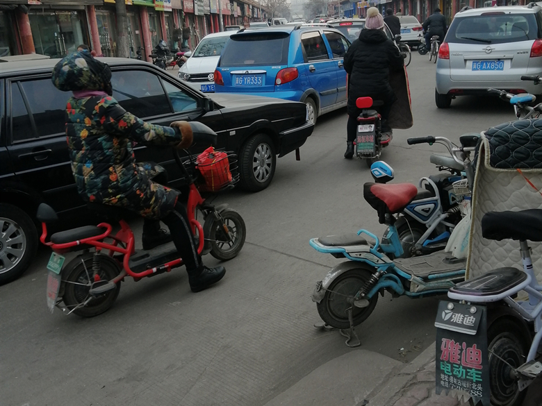 电瓶修复电量变少了是怎么回事,电动车充电不变红灯怎么办