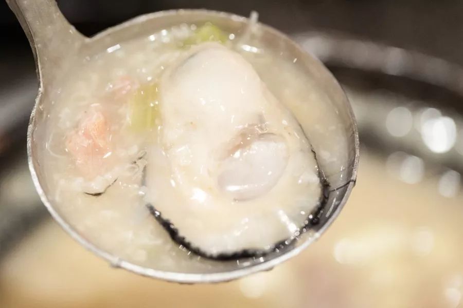 这家噗噗噗的粥底火锅店，稳就一个字