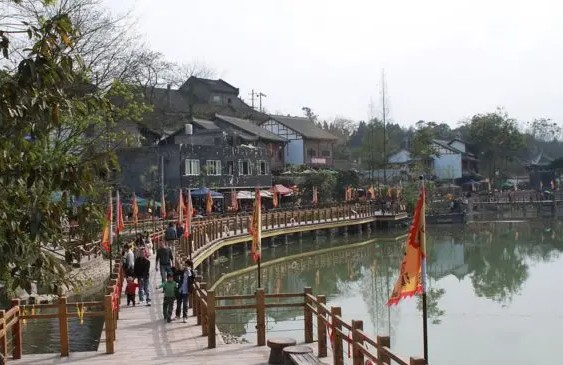 这个川中第一古镇仙气逼人，据说来过的女子回去之后都变漂亮了！