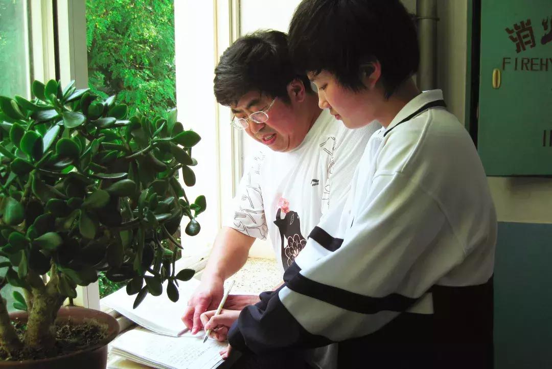 身边的榜样师德师风,不忘初心身边的榜样