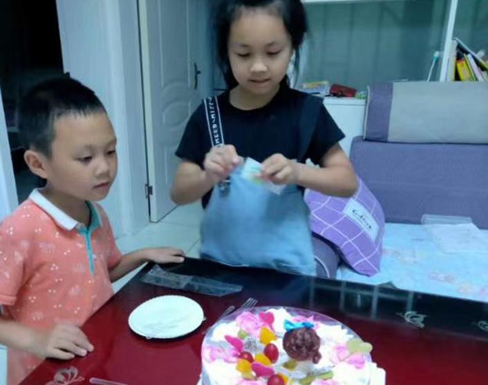 34岁湖南女子，为替丈夫还债辞去教师工作，独闯上海4年赚80万