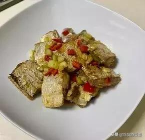 煎带鱼不粘锅不破皮的技巧,煎带鱼不粘锅不破皮的正确做法