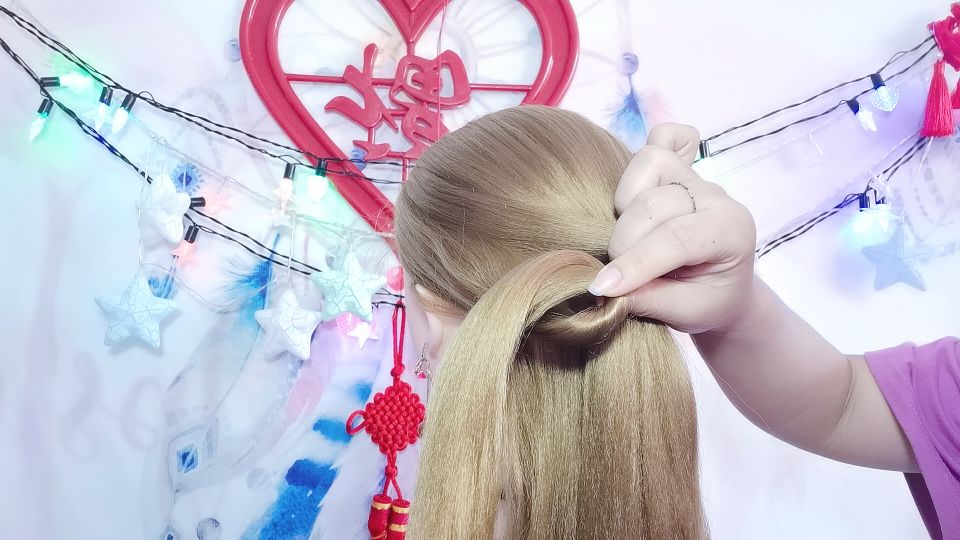 法式慵懒低马尾扎法学生党短发,短头发怎样扎低马尾好看又简单