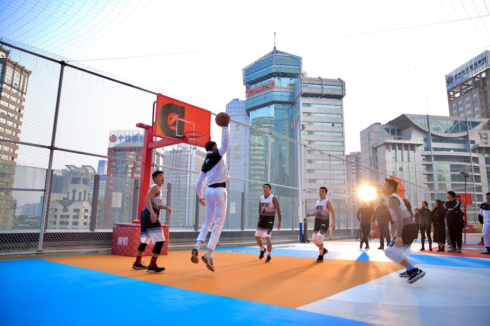 贵阳观山湖区篮球场免费开放,贵阳楼顶上的篮球场
