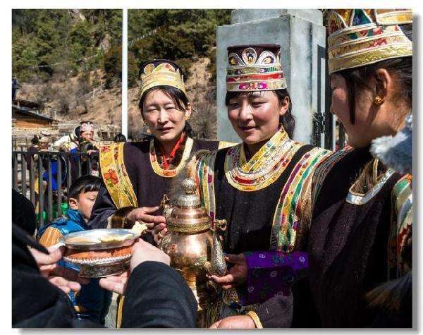 藏族同胞喝酒强悍还耿直！他们喝什么酒你见过吗？