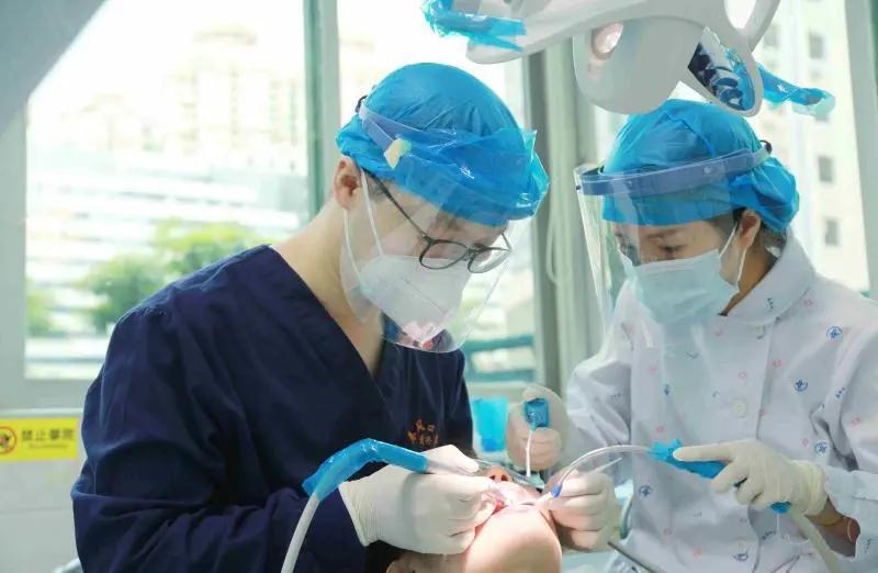 显微根管治疗和根管再治疗的区别,保护牙齿口腔医生