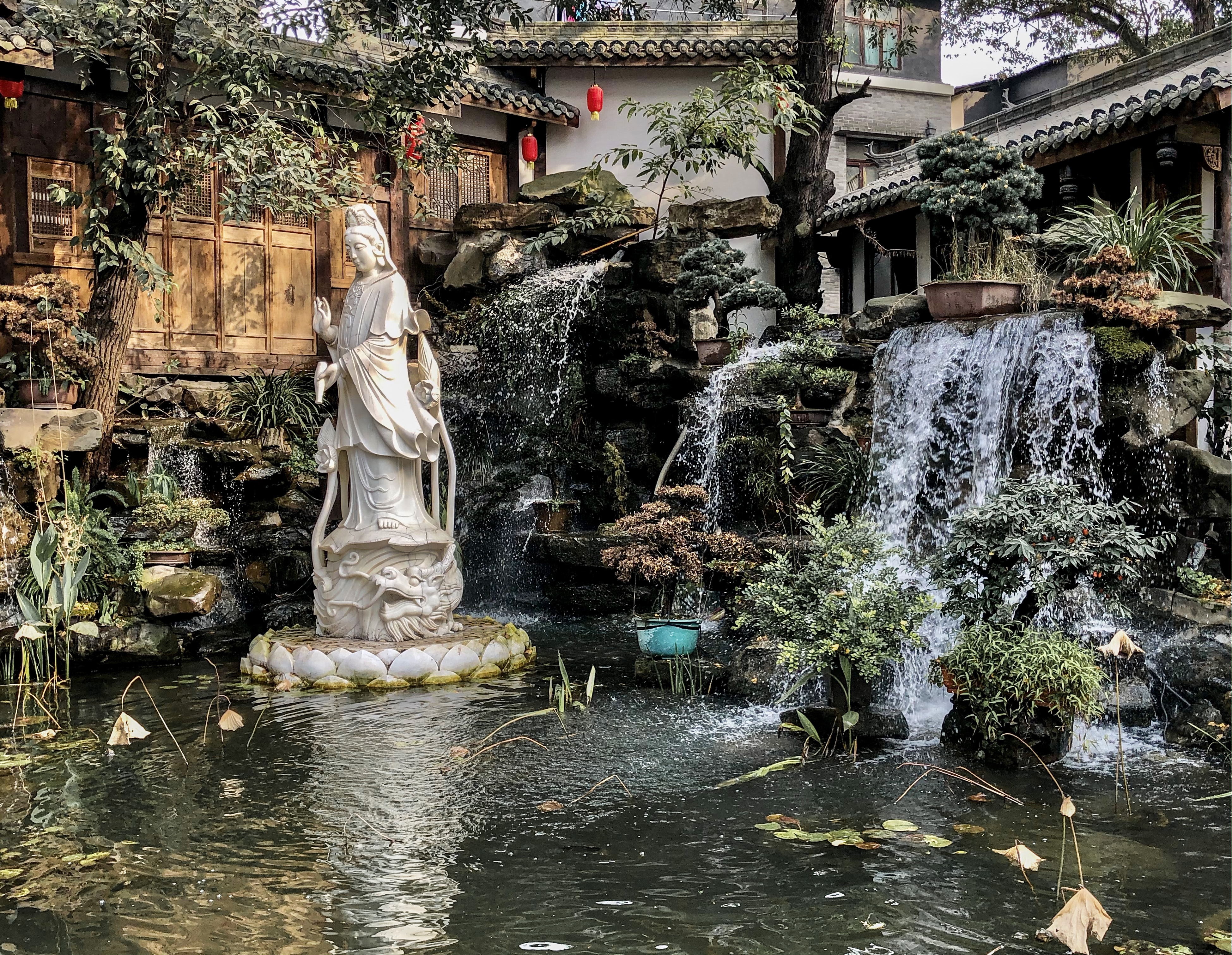 曾是成都“最牛”的服装城，凌晨三点就开始营业，单日能卖十几亿