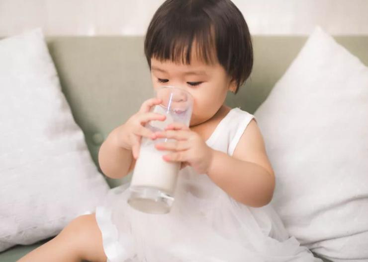 “晕车”的宝宝有苦难言，十一出行别忽略娃的感受，家长来学习