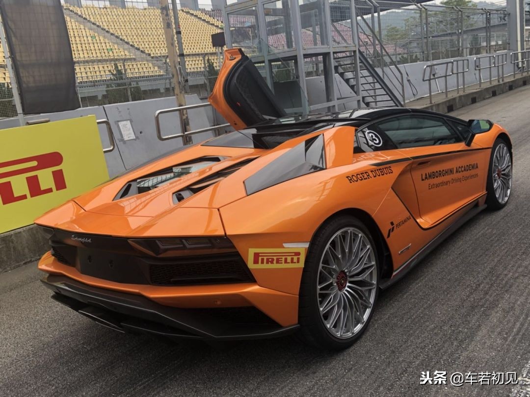 讲述放牛娃与蛮牛的完美邂逅，赛道试驾*博兰**基尼全系