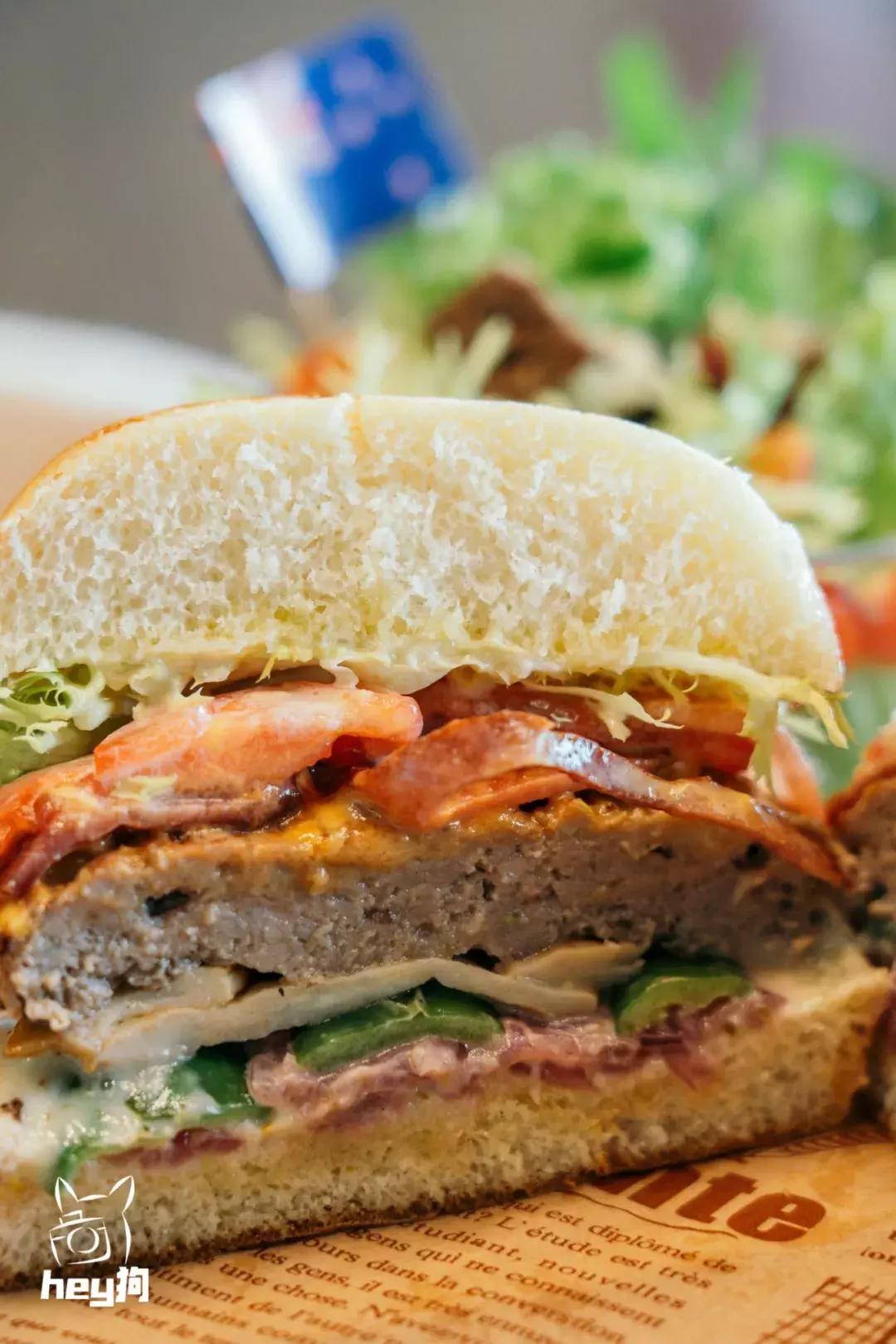 超厚厚厚「黑金汉堡」，想吃嘴要张大大大