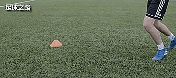 虚晃过人教学跑位,足球双人过人招式教学