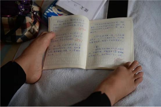 夏虹脚趾磨出血泡,夏虹励志