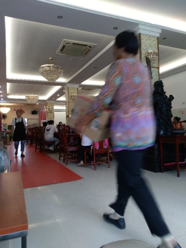 今天九月十三日，姨夫姨姐家喜添孙子，亲朋相聚侏儒民众大酒店！