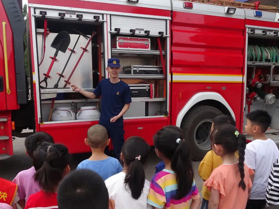 和消防员一起过六一儿童节,六一消防童行