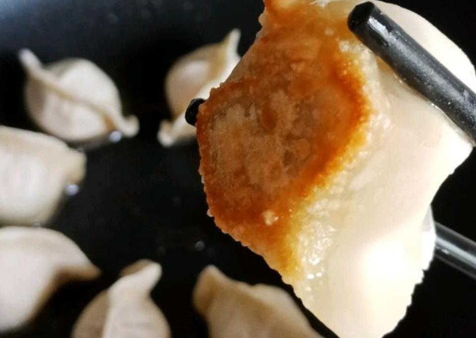 煎水饺粘锅,煎水饺怎么煎不会滑油