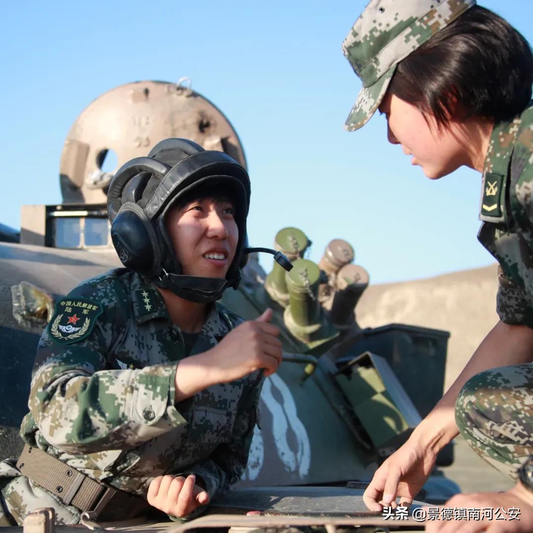 马和帕丽：“天山之花”，在铁甲洪流中绽放