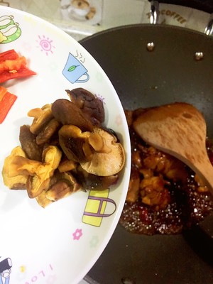 正宗蒸黄焖鸡视频,正宗黄焖鸡大料面