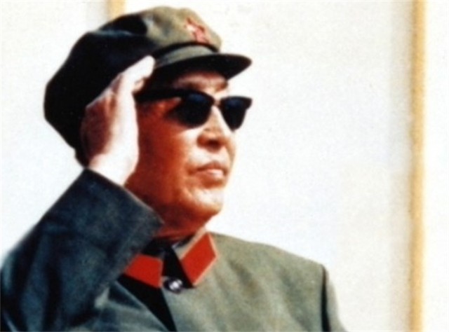 *世友许**听闻军中来了位高手，欲切磋武功，*飚耿**：你不是我的对手