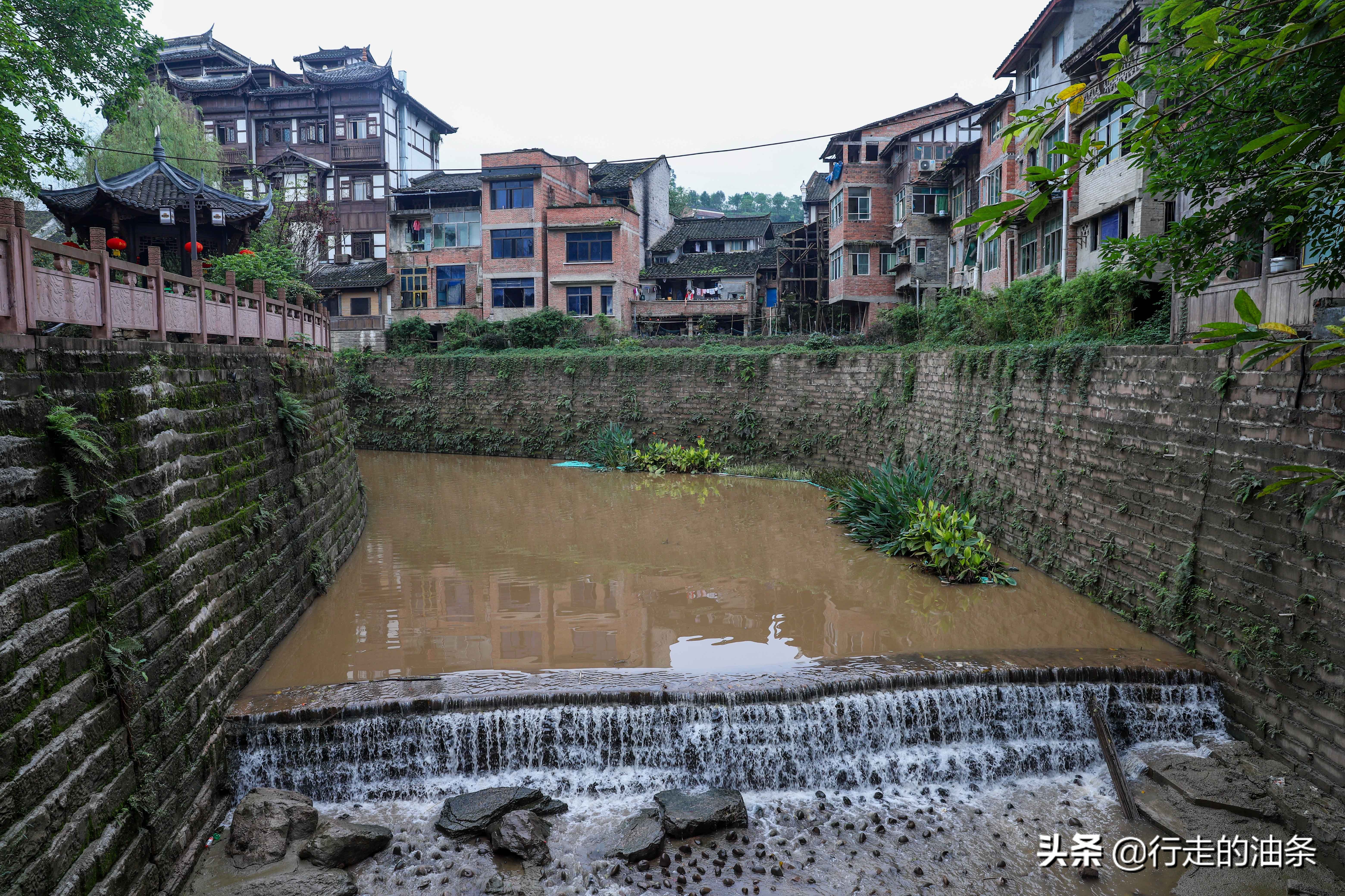重庆旅游打卡老街磁器口,重庆自驾凤凰古城游记