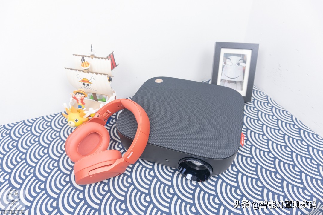 深圳小伙的快乐出租屋（上）：千元1080P投影+头戴蓝牙耳机