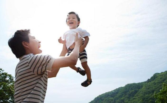 宝宝总是喜欢玩“举高高”，父母别惯着，背后有三大危害不容小觑